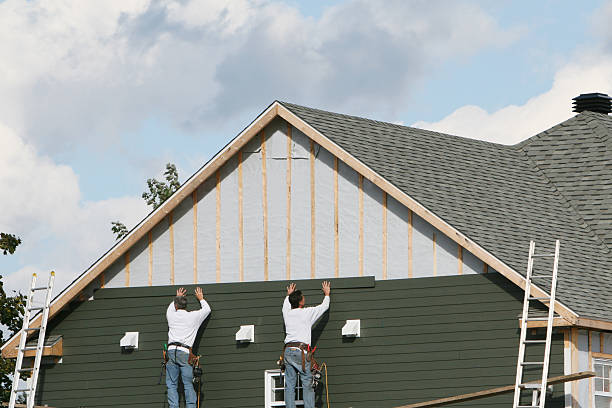 Professional Vinyl Siding technician working in Woodbury, NY